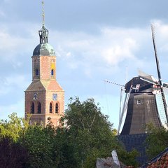 Zicht op Kerktoren en Molen (Eenrum)
